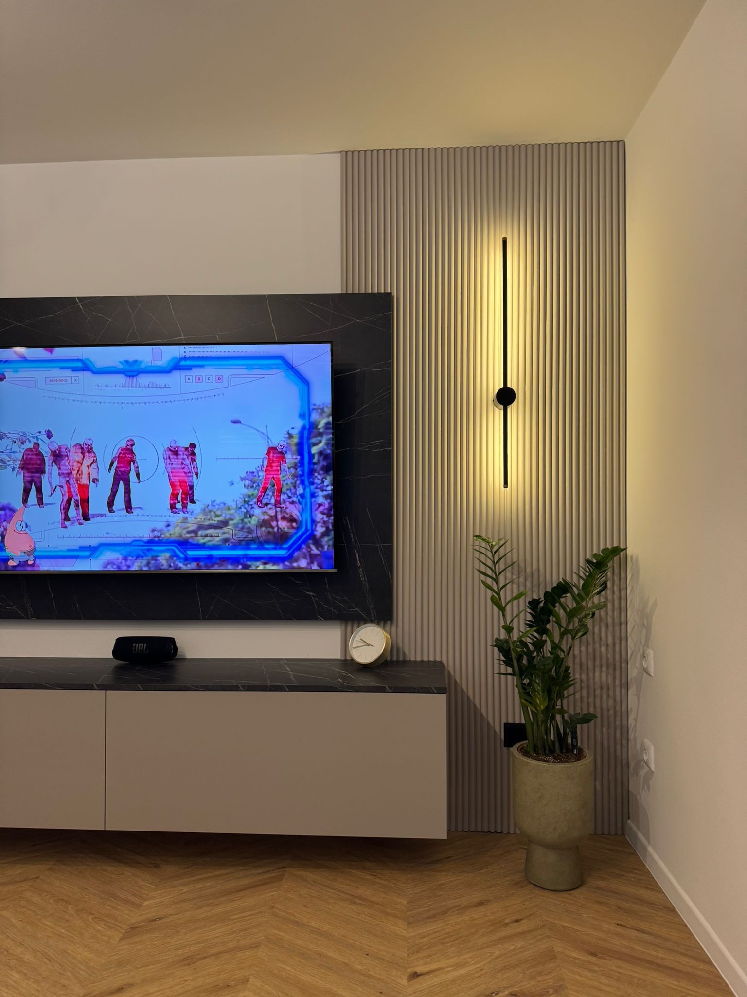 TV zid s mramornim panelom i lamelama